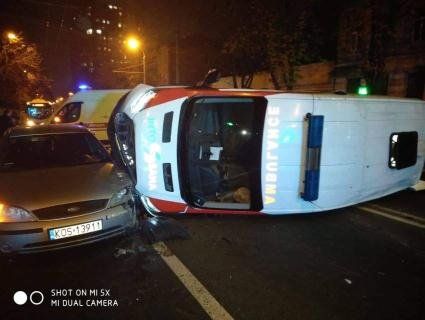 Пацієнтці дісталося: в Одесі «швидку» потовкло об три інші машини і перевернуло (фото)
