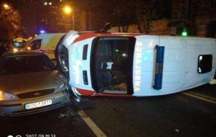 Пацієнтці дісталося: в Одесі «швидку» потовкло об три інші машини і перевернуло (фото)