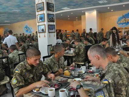 Як на харчуванні для українських військових «нагрівають руки» владці