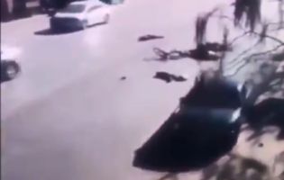 Трагедія у Китаї: авто-убивця порвало дітей, наче шматяних ляльок (відео)