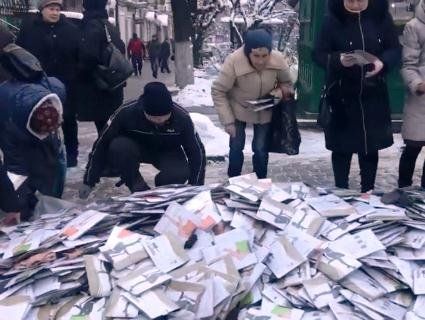 У Чернівцях настала «чорна п’ятниця»: відео торгівлі з бруківки підірвало мережу