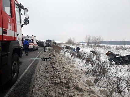 Моторошна аварія на Черкащині: авто розірвало навпіл, є жертви (відео)