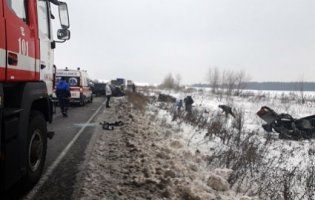 Моторошна аварія на Черкащині: авто розірвало навпіл, є жертви (відео)