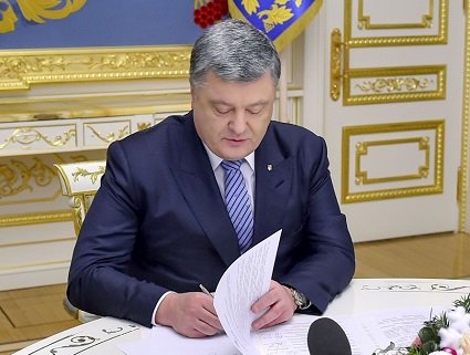 Президент Петро Порошенко повідомив, що підписав закони №8487 та №8488