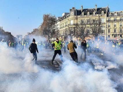 На паливному «Майдані» у Франції проти демонстрантів застосували  сльозогінний газ і водяні гармати (фото, відео)