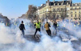 На паливному «Майдані» у Франції проти демонстрантів застосували  сльозогінний газ і водяні гармати (фото, відео)