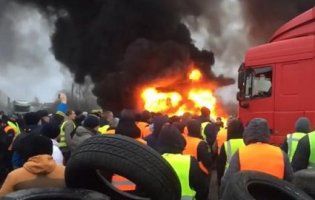 Загострення на західному кордоні: кілометрові черги, масова бійка та палаючі шини у «Ягодині»