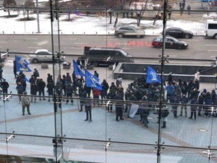 У Києві триває акція протесту біля одиного з найбільших торгівельних центрів (відео)
