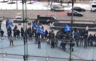 У Києві триває акція протесту біля одиного з найбільших торгівельних центрів (відео)