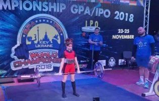 «Суперкрихітка»: шестикласниця із Житомирщини встановила світовий рекорд у становій тязі (фото)