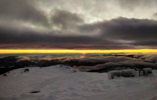 «Жовте прорізає сіре»: гіпнотичний схід сонця у зимових Карпатах (фото)