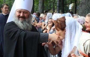 В маєтку настоятеля Києво-Печерської лаври знайшли жіночий одяг і гумові пеніси (фото, відео)