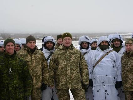 Порошенко віддав наказ «перекинути» війська у райони, звідки може вдарити РФ (відео)