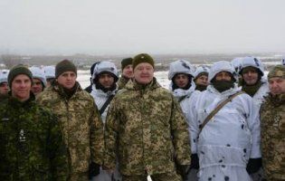 Порошенко віддав наказ «перекинути» війська у райони, звідки може вдарити РФ (відео)