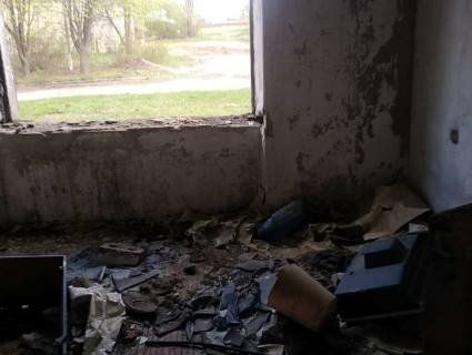 Межа цинізму: на Дніпровщині сиротам вручили ключі від загидженої «заброшки» без вікон і дверей