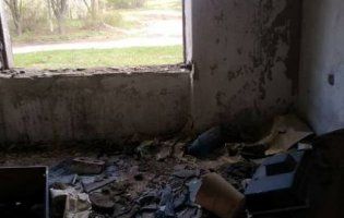 Межа цинізму: на Дніпровщині сиротам вручили ключі від загидженої «заброшки» без вікон і дверей