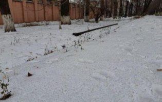 У Кривому Розі падає чорний та червоний сніг (фото, відео)