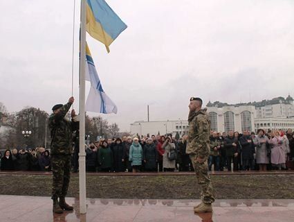 У Луцьку підняли прапор на підтримку полонених українських моряків (фото)