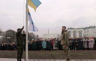 У Луцьку підняли прапор на підтримку полонених українських моряків (фото)