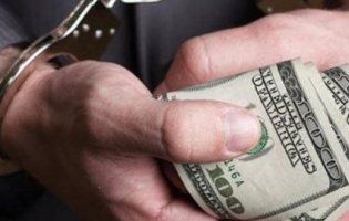 10 років тюрми: поліцейського впіймали на хабарі