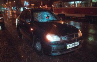 Проїхав 30 метрів на даху авто: у столиці трапилася нічна ДТП