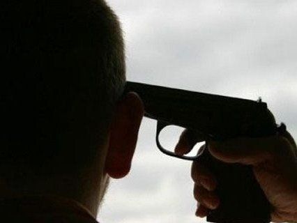 Злякався поліції: 20-річний молодик з пістолета вистрілив собі в голову