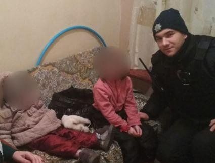 У Луцьку чоловік віддав дітей поліції, аби уберегти їх від матері - випивохи