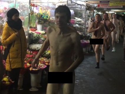 Столицею голяком: 10 нагих чоловіків влаштували шоу в метро (ВІДЕО 18+)