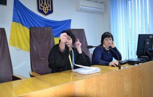 Мати й дулі адвокату: як розглядають справи в українських судах (ВІДЕО)