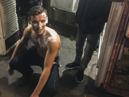 Києвом знову бігали голі чоловіки: це ж треба так гроші любити (Відео 18+)