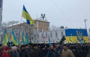 Провокація: у Києві на Софіївській площі правоохоронці затримали чоловіків з нунчаками та ножом