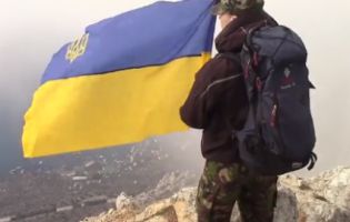 На вершині анексованого Криму замайорів український стяг (відео)