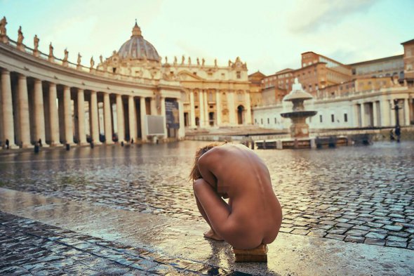 Оголена модель у Ватикані