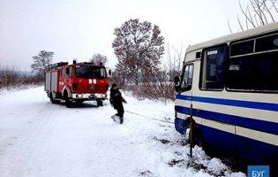 На Волині автобус з людьми злетів із траси (ФОТО)