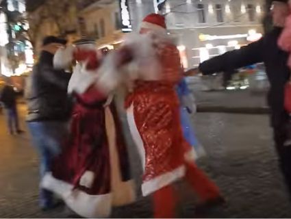 В Одесі два Діди Морози побилися за злачне місце (відео)