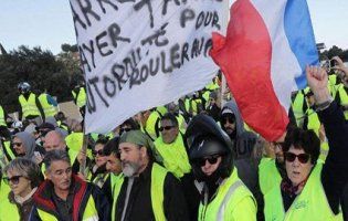 Протести тривають: у Франції горять пункти плати за проїзд