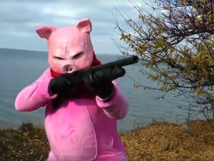 Свиня, шансон і дробовик: Одеський зоопарк підірвав соцмережі дивним новорічним кліпом