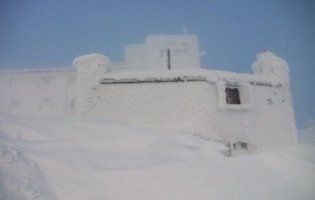 Карпати замело: сніг досягає майже метра (фото)