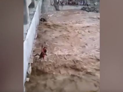 Матір з трьома дітьми понесла бурхлива ріка. Відео чудесного порятунку