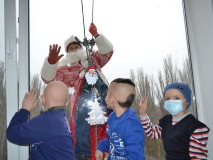 Дід Мороз у вікні: в Миколаєві побутові альпіністи подарували казку хворим дітям (відео)