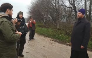 «Бесстижі!»: сільчани прогнали попа і знімальну групу, які готували пропаганду для УПЦ МП (відео)