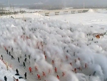 Зимова магія: тисячі китайців одночасно перетворили окріп на сніг (відео)