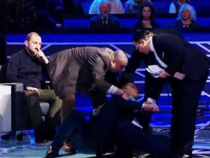 Нікудишні бійці: радикал та політолог побилися у прямому ефірі (відео)