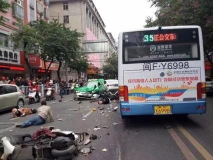 У Китаї чоловік захопив автобус та протаранив натовп (відео)
