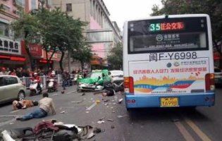 У Китаї чоловік захопив автобус та протаранив натовп (відео)