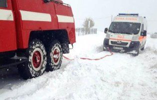 Полтавщину засипало снігом: скасували міжміські та міжобласні рейси (відео)