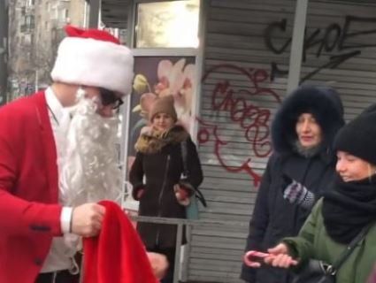 У Києві «моднявий» Санта на «Мустангу» роздавав людям цукерки (відео)