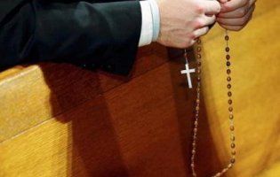 Колумбієць 18 років прикидався католицьким священиком