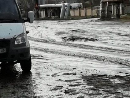 В Миколаєві шляховики «заліпили» вибоїни в дорозі грязюкою (фото)