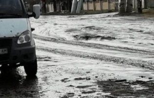 В Миколаєві шляховики «заліпили» вибоїни в дорозі грязюкою (фото)